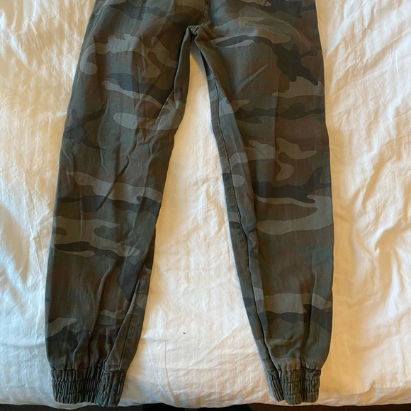 Aritzia TNA camouflage pants - Picture 3 of 3